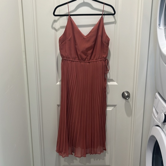 Pleated cami midi dress with drawstring waist in dark pink - Picture 4 of 8
